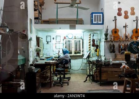 5 marzo 2019: un liutaio lavorando su un violino nel suo workshop a Yazd, Iran Foto Stock