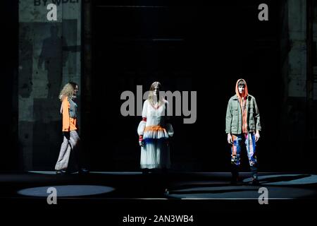 Berlino, Germania. 15th Gen 2020. I modelli presentano creazioni DI LOOK durante la settimana della moda Mercedes-Benz a Berlino, capitale della Germania, il 15 gennaio 2020. Credito: Binh Truong/Xinhua/Alamy Live News Foto Stock