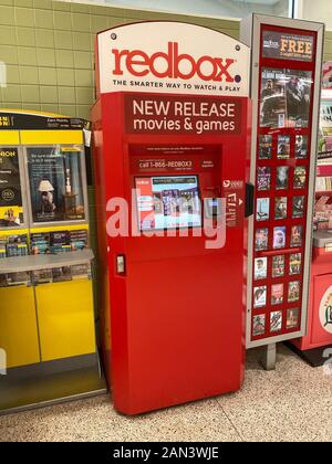 Orlando,FL/USA -1/15/20: Un film Redbox e giochi kiosk presso un Publix fruttivendolo. Foto Stock