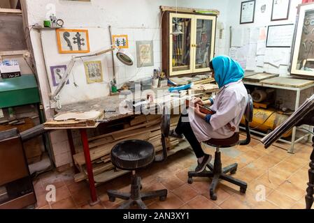 5 marzo 2019: un liutaio lavorando su un violino nel suo workshop a Yazd, Iran Foto Stock