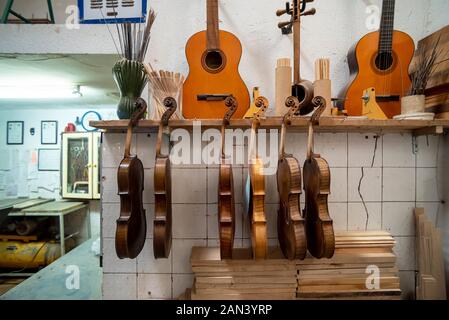 5 marzo 2019: un liutaio workshop a Yazd, Iran Foto Stock