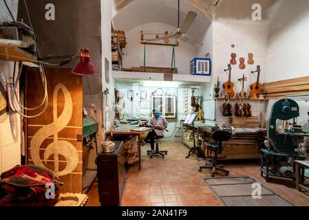 5 marzo 2019: un liutaio lavorando su un violino nel suo workshop a Yazd, Iran Foto Stock