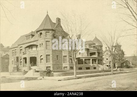 Dubuque e il suo quartiere. ASCENSORE DI QUARTA STRADA. F. D. Stout Residence. H L Stout Residence. James Beach Residence. LOCUST STREET GUARDANDO VERSO NORD DALL'UNDICESIMO. Foto Stock