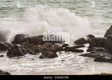 Galle, Sri Lanka, Settembre 2015: arrabbiato onde infrangersi sulle rocce della costa durante una tempesta estiva Foto Stock