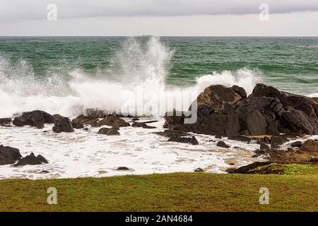 Galle, Sri Lanka, Settembre 2015: arrabbiato onde infrangersi sulle rocce della costa durante una tempesta estiva Foto Stock