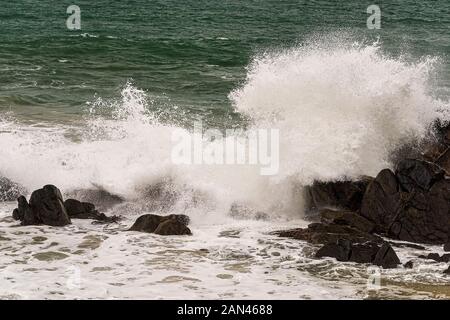 Galle, Sri Lanka, Settembre 2015: arrabbiato onde infrangersi sulle rocce della costa durante una tempesta estiva Foto Stock