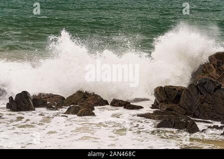 Galle, Sri Lanka, Settembre 2015: arrabbiato onde infrangersi sulle rocce della costa durante una tempesta estiva Foto Stock