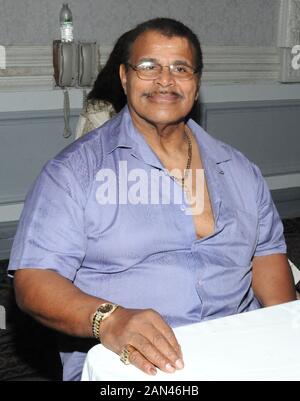 Rocky Johnson nella foto al Wrestle Reunion show al Deauville Hotel a Miami Beach Florida il 1 aprile 2012. (C) Joe Stevens NEW YORK, NEW YORK -15 gennaio: Rocky Johnson, membro della WWE Hall of Fame e padre di Dwayne 'The Rock' Johnson. Scomparso all'età di 75 anni. Rocky ha avuto una lunga carriera a partire dagli anni '70 e culminò con la sua induzione nella WWE Hall of Fame nel 2008, quando fu inserito nella Hall Of Fame da suo figlio Dwayne johnson. Credito: George Napolitano/Mediapunch Foto Stock