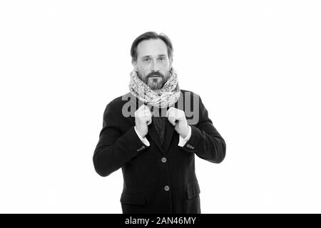 L'inverno è venuta. Preparatevi per il pupazzo di neve giorni. Maturo modello di moda godetevi il freddo. Uomo Barbuto accessorizing vestito con sciarpa. Inverno guardaroba per moda uomo. Abito invernale. Sensazione accogliente. Foto Stock