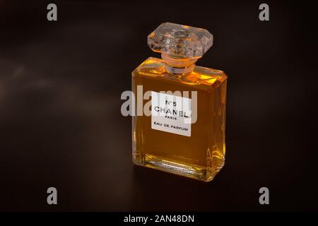 Una bottiglia di Chanel No. 5 Paris Eau de Parfum Foto Stock