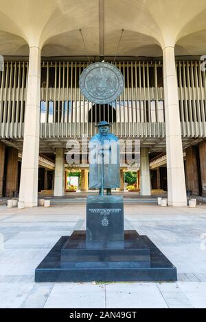 Honolulu Oahu, Hawaii - Novembre 04, 2019: statua di Padre Damiano presso lo State Capitol. Egli era un prete cattolico dal Belgio. Ha vinto recognit Foto Stock