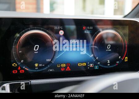 Spie digitali sul display dell'operatore all'interno di un W247 Mercedes-Benz Classe B Foto Stock