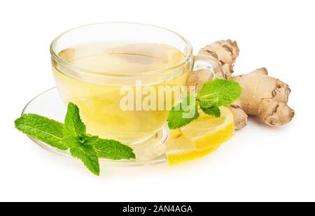 Salutare tè alle erbe con la menta, lo zenzero e il limone in un bicchiere di vetro isolato su bianco Foto Stock