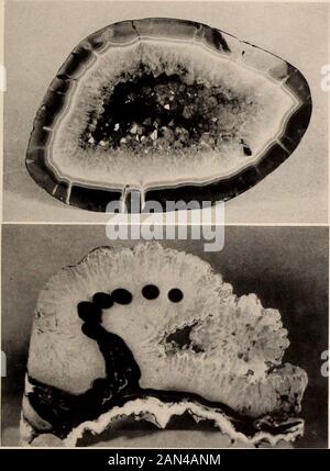 Guida generale alle sale espositive del Museo Americano di Storia Naturale . 3-M. DUE GEODI AL QUARZO AGATE DELL'URUGUAY. La cavità di roccia che divenne infine il geode mostrato nella figura superiore è stata incrostata in strati successivi di agato depositati dalla silice disciolta nell'acqua che circolava attraverso di essa, e che infine ha aggiunto quarzo cristallizzato in uno strato finale. Questo quarzo, colorato con una tonalità purpurpurea, è noto come ametista [33] Foto Stock