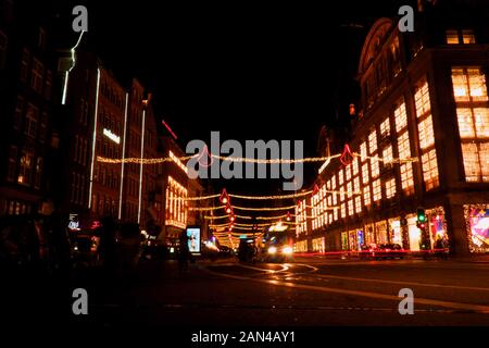 Luci di Natale a lunga esposizione in piazza Dam ad Amsterdam Foto Stock