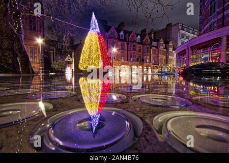 Albero di natale in pieno svolgimento per celebrare feste in Londra Inghilterra， Foto Stock