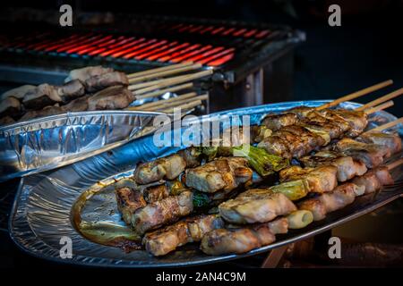 Spiedini di pollo pronto a mangiare in un festival a Yokosuka, Giappone. Foto Stock