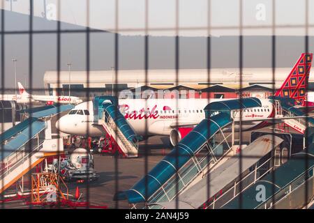 Flotta batik Air Airbus A320-214 PK-LUH In Corso di parcheggio presso l'aeroporto internazionale Soekarno-Hatta Terminal 1 Foto Stock