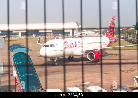 Flotta batik Air Airbus A320-214 PK-LUF In Corso di parcheggio presso l'aeroporto internazionale Soekarno-Hatta Terminal 1 Foto Stock