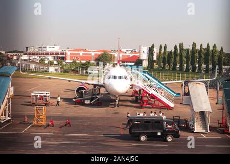 Flotta batik Air Airbus A320-214 PK-LUF In Corso di parcheggio presso l'aeroporto internazionale Soekarno-Hatta Terminal 1 Foto Stock