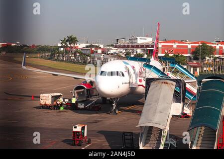 Flotta batik Air Airbus A320-214 PK-LUF In Corso di parcheggio presso l'aeroporto internazionale Soekarno-Hatta Terminal 1 Foto Stock