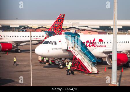 Flotta batik Air Airbus A320-214 PK-LUF In Corso di parcheggio presso l'aeroporto internazionale Soekarno-Hatta Terminal 1 Foto Stock
