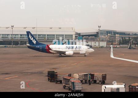 Foto della flotta NAM Air Boeing 737-524 PK-NAK presso il terminal 2 dell'aeroporto internazionale Soekarno-Hatta Foto Stock