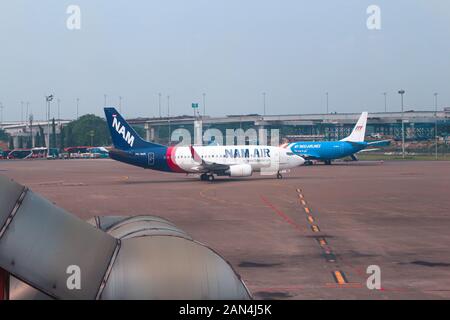 Foto della flotta NAM Air Boeing 737-524 PK-NAK presso il terminal 2 dell'aeroporto internazionale Soekarno-Hatta Foto Stock