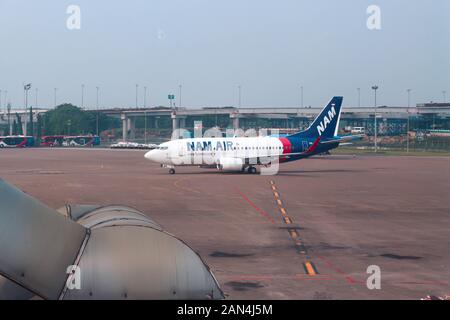 Foto della flotta NAM Air Boeing 737-524 PK-NAK presso il terminal 2 dell'aeroporto internazionale Soekarno-Hatta Foto Stock