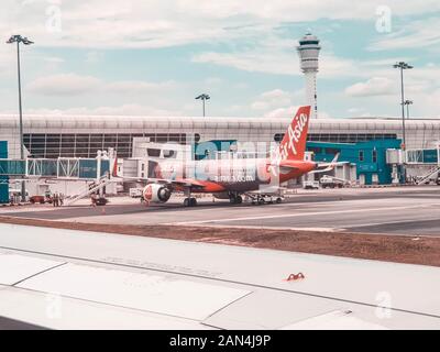 AirAsia Airbus A320-251N 9M-NEO all'aeroporto internazionale di Kuala Lumpur 2 Foto Stock