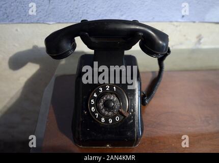 Un vecchio telefono al campo di concentramento di Crveni Krst a Niš, in Serbia. Foto Stock