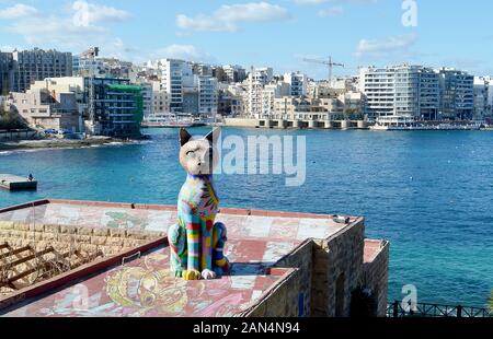 SLIEMA, Malta - 9 gennaio 2020: un gatto gigante statua da Matthew Pandolfino in indipendenza giardini dove un gatto village fornisce un riparo per gatti selvatici Foto Stock