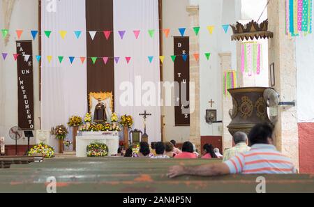 Messa cattolica in una chiesa di Conkal, Yucatan, Messico Foto Stock