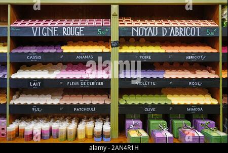 MARSEILLE, Francia - 13 NOV 2019- Vista colorate barre profumati di sapone di Marsiglia a Marsiglia, Francia. Foto Stock