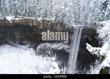Brandywine cascata in un inverno nevoso paesaggio forestale, con colori naturali Foto Stock