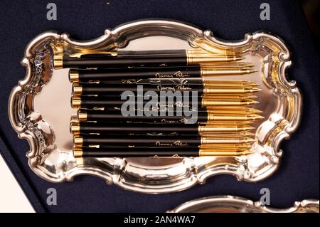 Washington, DC, Stati Uniti d'America. 15 gen 2020. Washington, Stati Uniti 15 gennaio, 2020. Gennaio 15, 2020 - Washington, DC, Stati Uniti: le penne per l'uso nella engrossment cerimonia per la firma degli articoli di impeachment. (Foto di Michael Brochstein/Sipa USA) Credito: Sipa USA/Alamy Live News Credito: Sipa USA/Alamy Live News Foto Stock