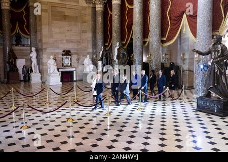 Washington, DC, Stati Uniti d'America. 15 gennaio, 2020. Gennaio 15, 2020 - Washington, DC, Stati Uniti: la processione della casa impeachment dei gestori al Senato subito dopo la cerimonia engrossment per la firma degli articoli di impeachment. Credito: Michael Brochstein/ZUMA filo/Alamy Live News Foto Stock