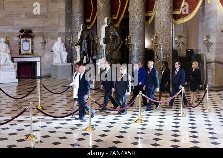 Washington, DC, Stati Uniti d'America. 15 gennaio, 2020. Gennaio 15, 2020 - Washington, DC, Stati Uniti: la processione della casa impeachment dei gestori al Senato subito dopo la cerimonia engrossment per la firma degli articoli di impeachment. Credito: Michael Brochstein/ZUMA filo/Alamy Live News Foto Stock