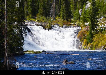 La bellezza di Lewis Cascate del Parco Nazionale di Yellowstone in autunno colori e macchie di neve. Foto Stock