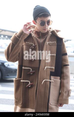 --FILE--attore cinese Wu Lei, noto anche come Leo Wu, mostra off handsomeness con cappotto e cappello all all'aeroporto di Pechino, Cina, 6 novembre 2019. *** Foto Stock