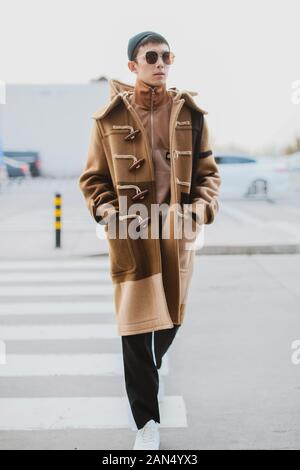 --FILE--attore cinese Wu Lei, noto anche come Leo Wu, mostra off handsomeness con cappotto e cappello all all'aeroporto di Pechino, Cina, 6 novembre 2019. *** Foto Stock