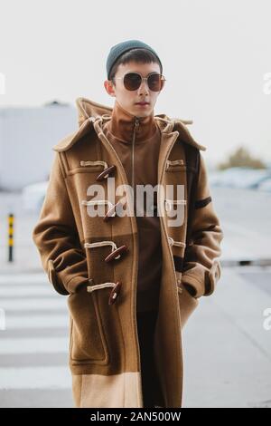 --FILE--attore cinese Wu Lei, noto anche come Leo Wu, mostra off handsomeness con cappotto e cappello all all'aeroporto di Pechino, Cina, 6 novembre 2019. *** Foto Stock