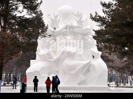 Bulini rendere enorme scultura di neve per la imminente Harbin International Ice e Snow Festival a Sun Island, Harbin city, a nord-est della Cina di Heilong Foto Stock