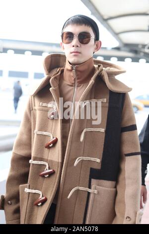 --FILE--attore cinese Wu Lei, noto anche come Leo Wu, mostra off handsomeness con cappotto e cappello all all'aeroporto di Pechino, Cina, 6 novembre 2019. *** Foto Stock