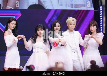 Ragazza cinese idolo gruppo ragazze Rocket 101 esegue sul palco a Tencent Doki a Pechino, in Cina, il 29 dicembre 2019. Foto Stock