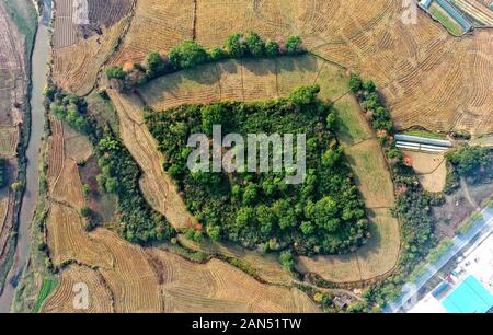 Aerical vista del bacino a forma di sito di archeologia, chiamato anche Huanqhao sito storico scavato nella città Wujiang, Jishui county, Ji'an City, Oriente Cina " Foto Stock