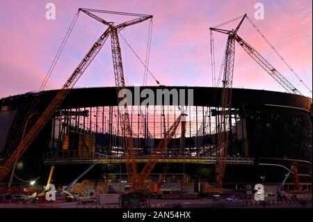 Las Vegas, Nevada, USA. 15 gennaio, 2020. Lo stadio di Allegiant è visto in costruzione come il sole tramonta su gennaio 15, 2010 a Las Vegas, Nevada. I 1,8 miliardi di dollari a forma di cupola con lo stadio di casa per il calcio nazionale LeagueÃs Las Vegas predatori e la University of Nevada, Las Vegas ribelli college football team. Costruzione di pubblico e privato finanzia un progetto iniziato il 18 settembre 2017 ed è programmato per essere completato in tempo per l inizio del 2020 NFL Football stagione. Credito: David Becker/ZUMA filo/Alamy Live News Foto Stock