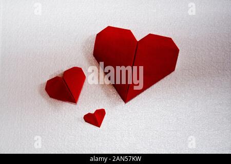 Carte origami rosse a forma di cuore Foto Stock