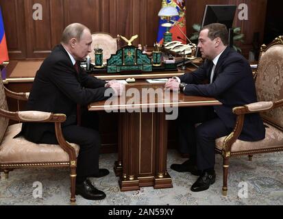 (200116) -- PECHINO, gen. 16, 2020 (Xinhua) -- Il presidente russo Vladimir Putin (L) incontra il primo ministro russo Dmitry Medvedev a Mosca, Russia, Gennaio 15, 2020. Il governo russo ha rassegnato le dimissioni Mercoledì, Russo agenzie di notizie riportate, citando il Primo Ministro Dmitry Medvedev. La decisione è stata annunciata dopo il Presidente Vladimir Putin ha affrontato l'Assemblea federale. (RIA Novosti via Xinhua) Foto Stock