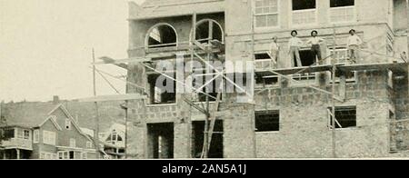 La tubercolosi ospedale e sanatorio costruzione; . No. 13.-Adirondack Cottage Sanitarium, Saranac Lake, N. Y. Il Padiglione Amusemext. IKVS DEL KXTEKKJK e interno con pavimento Pi.AX e sezione trasversale. fSee illustrazioni 63, 98, 104 e 109 per ulteriore descrizione di questa istituzione.) 40 edifici amministrativi. Foto Stock